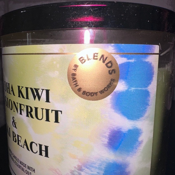 Bath & Body Works Aloha Kiwi Passionfruit & Tiki Beach 3-Wick Candle - Picture 2 of 3